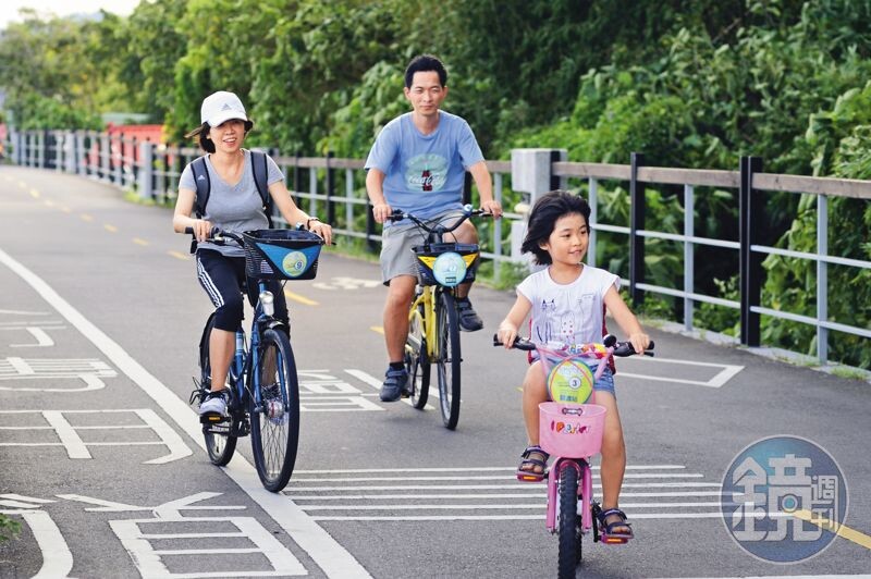 40歲以上女性族群面臨下有小、上有老，是負擔最沉重的階段。