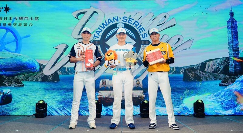 清宮幸太郎贈送這次海外交流賽的特製款鬥士隊球帽給王威晨與林安可，兩位中職球員則回送代表球隊的吉祥物小翔與萊恩以及台中老婆餅與台南椪餅。（翻攝自統一獅官方粉絲團）
