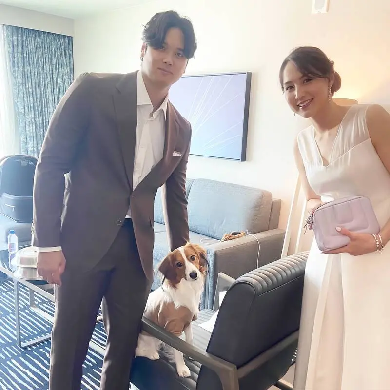 ▲大谷翔平（左）經常曬出與田中真美子（右）及愛犬Decopin的合照，是相當溫馨的「全家福」。（圖／大谷翔平 IG）