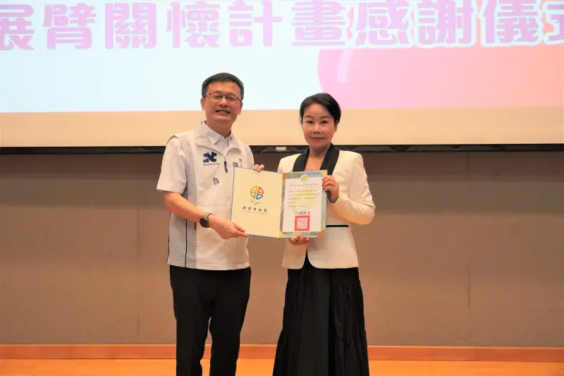 ▲張明文局長頒發感謝狀予捐助圓夢基金100萬元的新北市五泰教育基金會董事長陳素君(右)。(圖/新北市教育局提供)