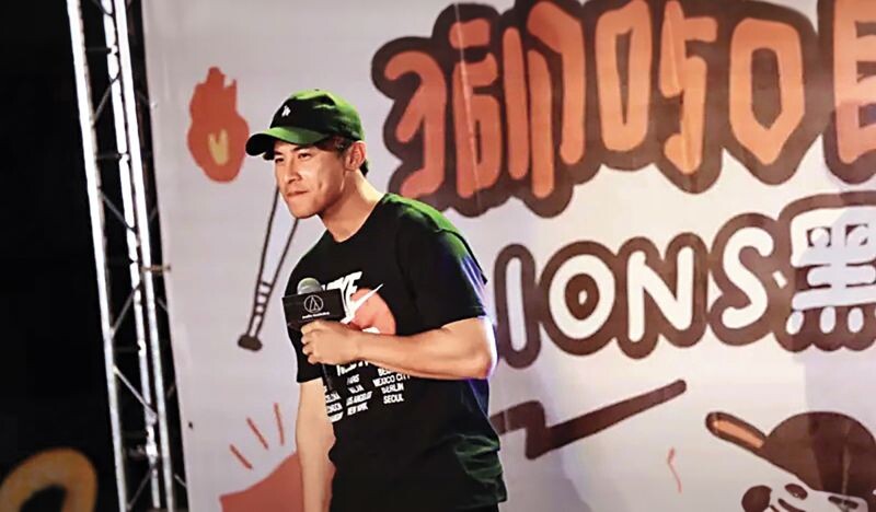 陳傑憲歷來曾在球團活動獻唱,圖為他演唱〈辣台妹〉。(翻攝自阿家來攝進你的心YouTube)