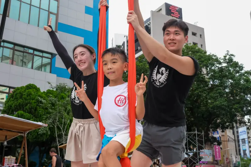 ▲活動舞台另設置高空馬戲體驗區,除了能觀賞優美的綢吊演出,還能現場體驗高空馬戲。(圖/新北文化局提供)