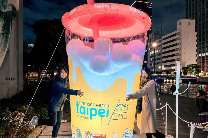 ▲「啜飲繽紛臺北」珍奶燈組，外觀繪有臺北市經典景點美食及「月老」插畫，頻讓民眾稱讚「卡哇伊」。　圖：臺北市政府觀光傳播局／提供
