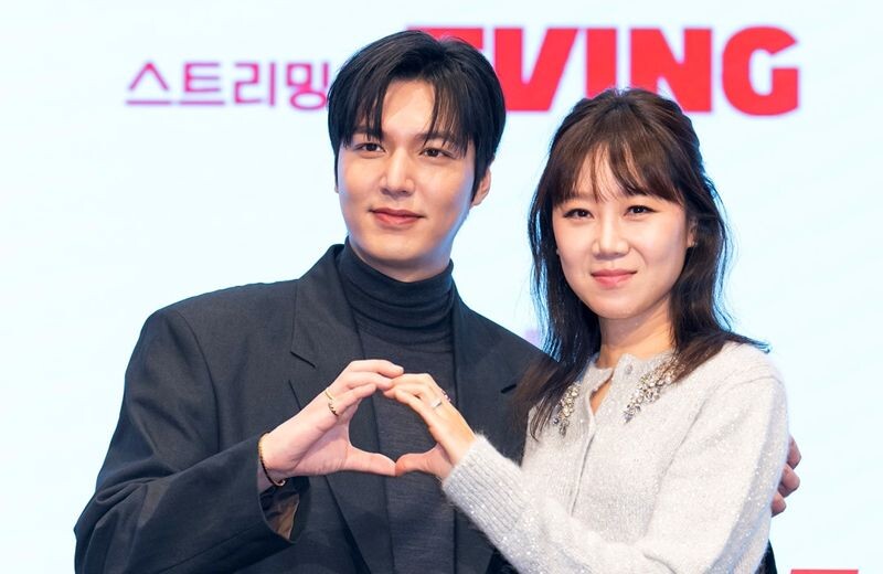 韓劇《問問星星吧》主演李敏鎬(左起)、孔曉振、韓智恩與吳正世比出「星式愛心」。(翻攝tvN X)