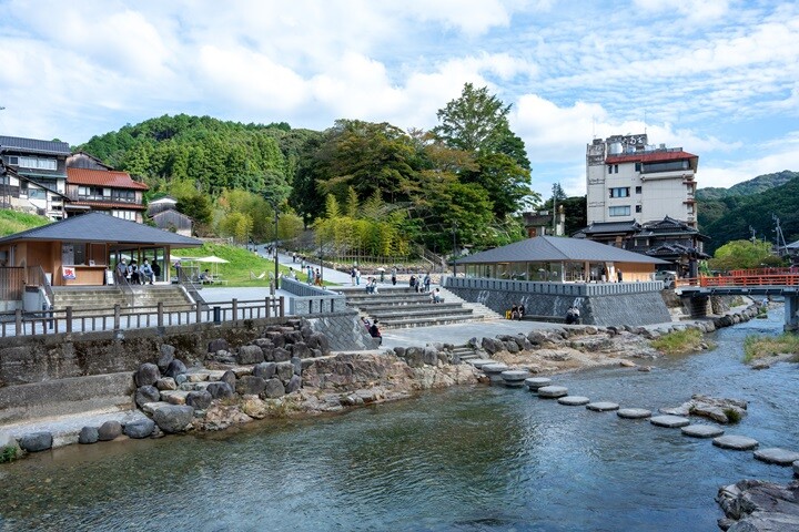 ▲溫泉街設有公共湯屋、跳石以及川床，漫步其中別有味道。 圖：長門湯本溫泉/提供