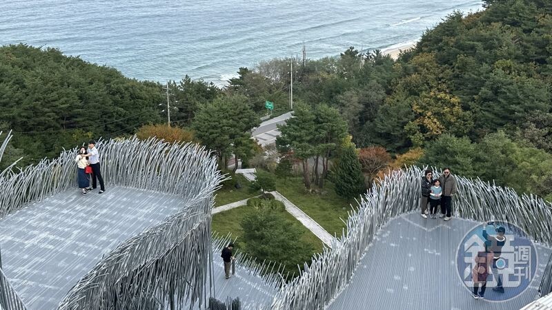 戶外區以鋼條搭建的步道可串聯多個場域。