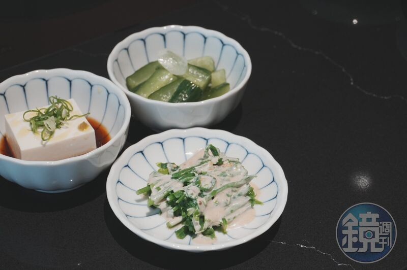 前菜的「胡麻過貓」(下)搭配胡麻醬,適合在食用火鍋時轉換口味;「日式湯豆腐」(左)點入自製的煙燻橄欖油與柚子胡椒增添層次;「香麻拌黃瓜」(上)在熟悉的蒜香中加入特製花椒油,清爽解膩。