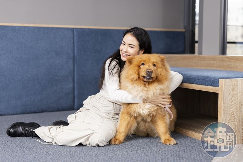 雷艾美抱著愛犬辛巴,完全看不出帶回家的第一天就發生血案。