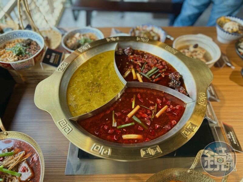 賓士鍋的3格設計,可以依飲食喜好,選擇不同風味或辣度的湯底。(180元/人)