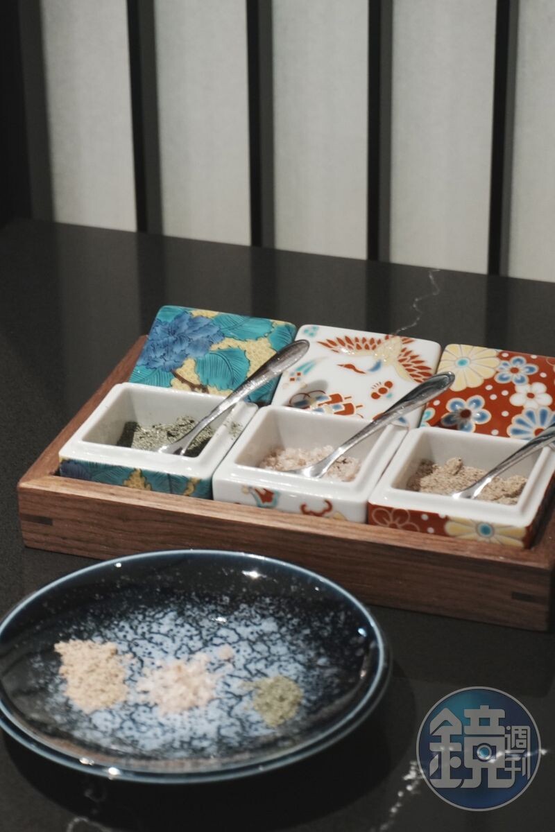 SHABU ZEN為「東寶黑豬里肌」準備「煙燻鹽」、「昆布鹽」與「胡椒鹽」三種不同鹽,襯托肉質的甜美與香氣。