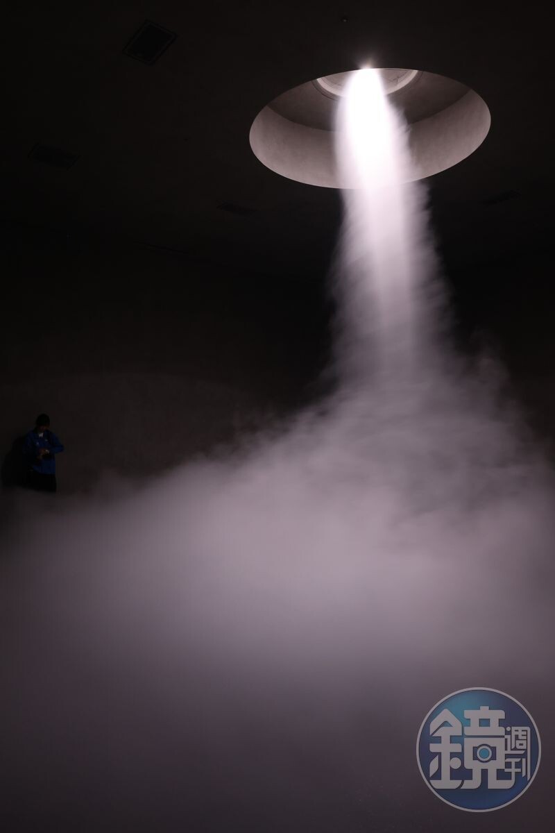 「TORNADO（龍捲風）」空間裡滿滿的水霧，有誤入夢境的奇妙氛圍。