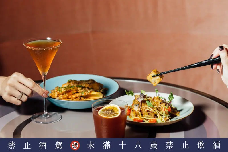 ▲林明健玩耍蘿蔔糕、蝦多士、香辣蔥油撈麵等港味,創意開吃療癒夜食。(圖/Afterglo提供)