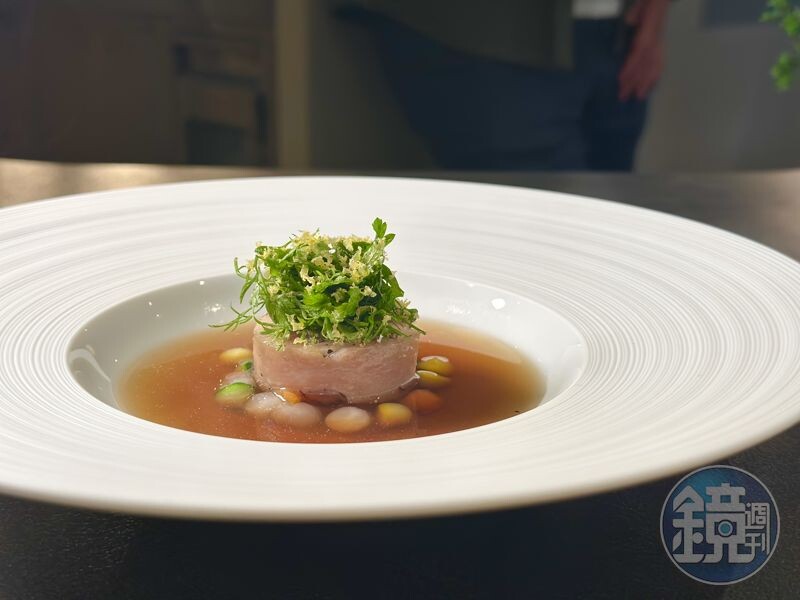 「乳豬硝肉/牛樟芝大吉嶺茶湯/綜合香草/蔬菜球」乳豬肉質嫩口,茶湯喝得到牛樟芝的微微苦韻,撒上鹹蛋黃的香草能解膩。