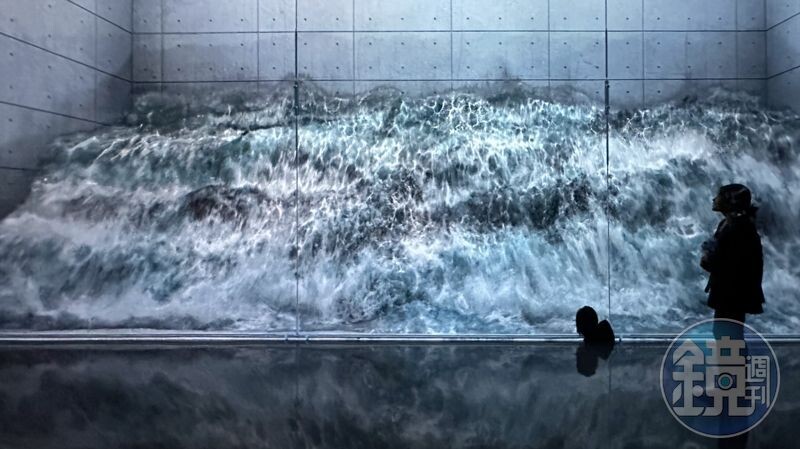 在巨型水缸前感受海浪拍打的震撼。