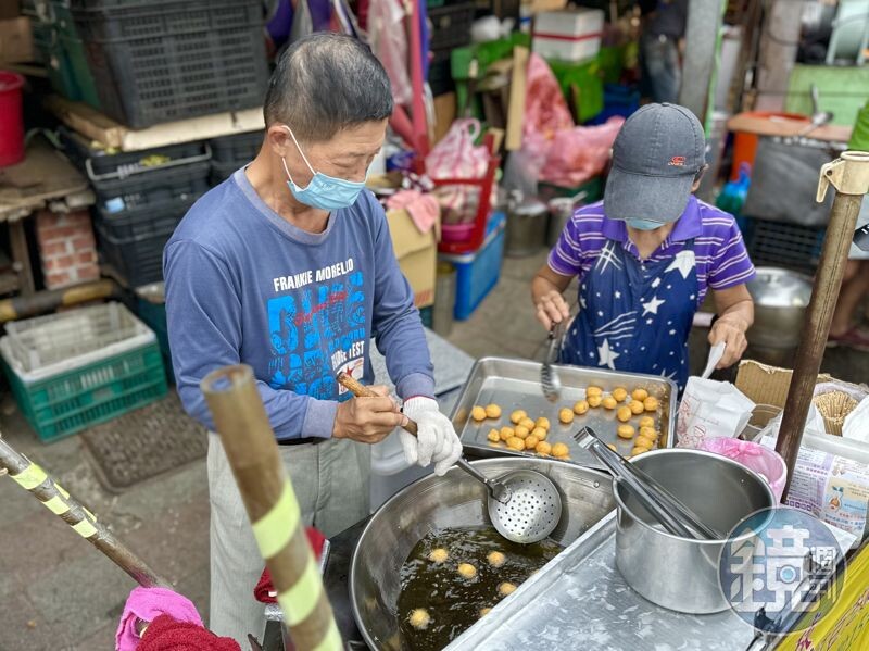 老闆會用漏勺，一粒一粒碾壓地瓜球，不只瀝掉多餘油分，也壓出麵糰的筋性。