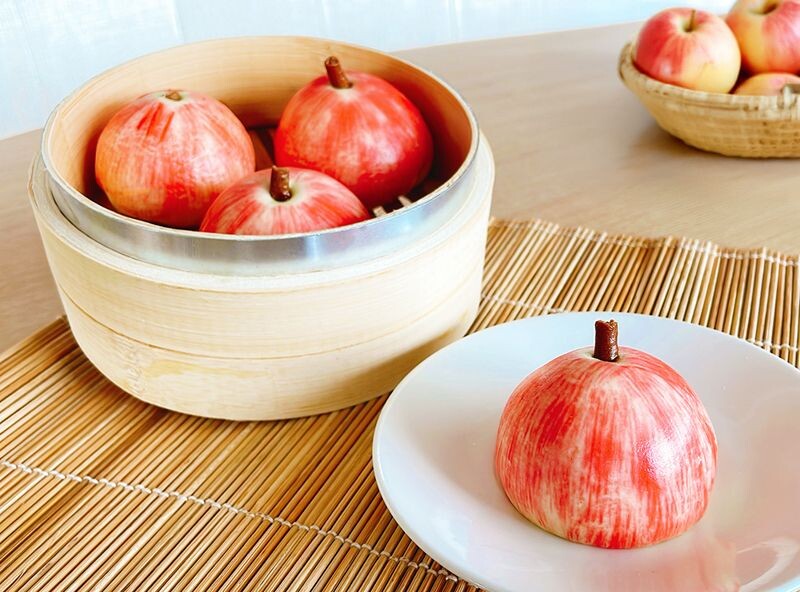 「弘前蘋果相思紅豆包」的紅豆與蘋果內餡交融，創新詮釋中式甜點的細膩美味。（280元／份、3顆，台南遠東香格里拉提供）