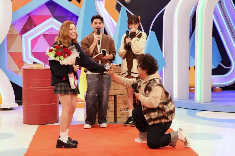 阿Ken(後左)與安心亞(後右)一同見證納豆(前右)求婚依依(前左)。(中天電視提供)