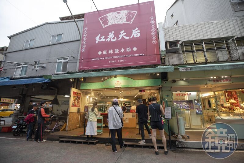 3年前紅花從路邊攤搬進店面，再也不用躲警察開單，生意量也翻倍成長。