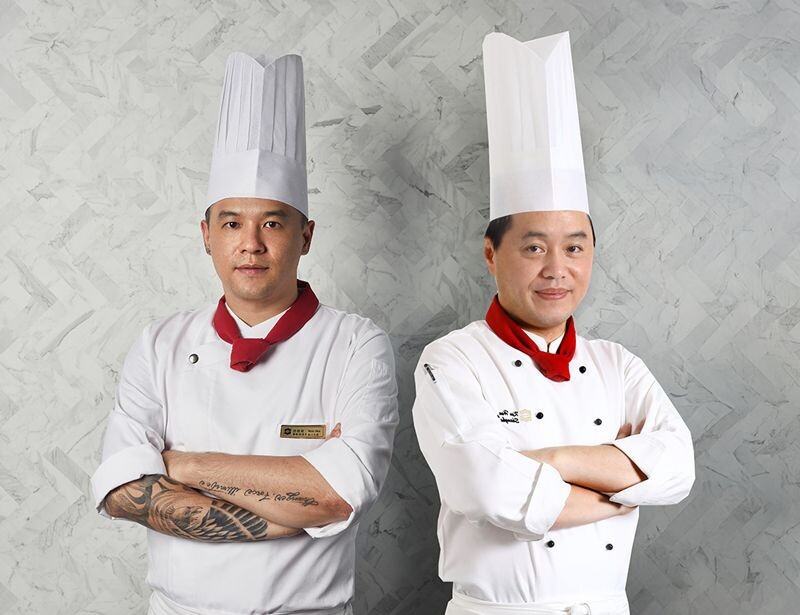 西點主廚許煜新（左）與醉月樓許忠賢主廚，以青森蘋果為靈感，打造出期間限定的美食盛宴。（台南遠東香格里拉提供）
