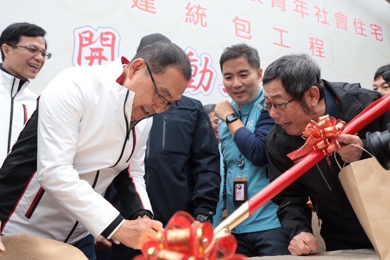 侯友宜為市民朋友們及與會貴賓簽金鏟子。(新北城鄉局提供)