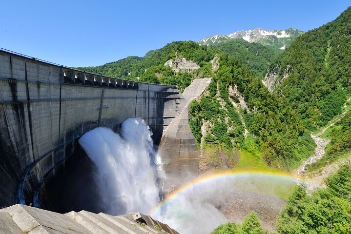 ▲黑部水庫洩洪的壯觀景緻，每年都吸引百萬旅客慕名而來。　圖：向日遊顧問有限公司／提供