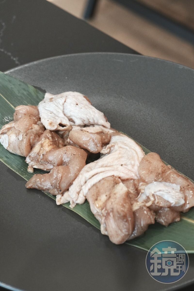 雞肉的口感軟嫩中、彈性豐足,經由醃漬後的淡淡酒香在清涮後帶來綿延後韻。