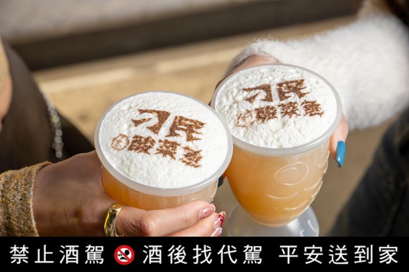 只要到刁民酸菜魚的信義、松仁分店,外帶啤酒就有機會免費獲得客製化打印圖案。(刁民酸菜魚提供)