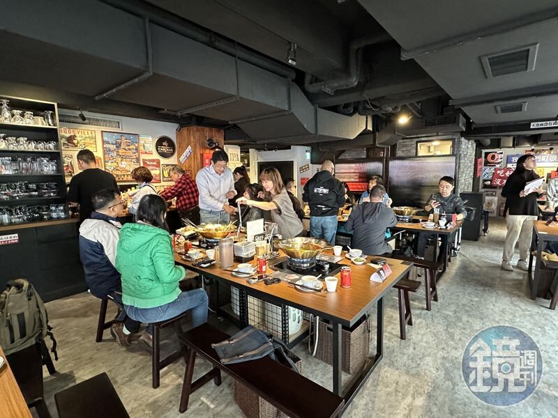 麻辣串串鍋的形式適合多人聚餐,吃起來更熱鬧。