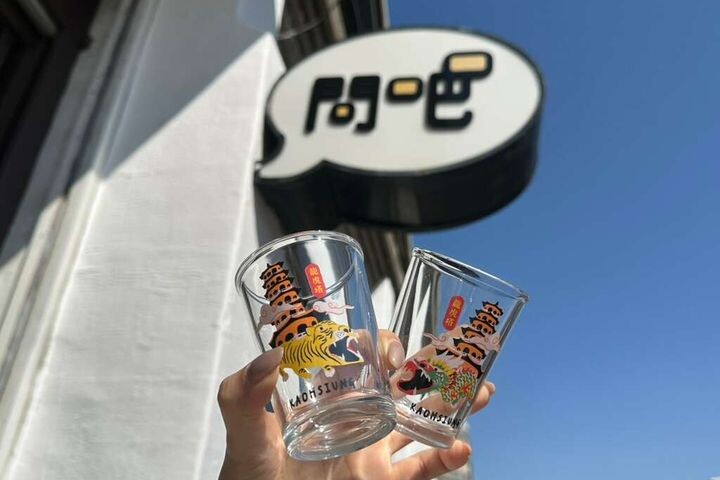 ▲持卡可至駁二藝術特區兌換限量紀念品-高雄龍虎塔對杯。　圖：高雄市政府觀光局／提供