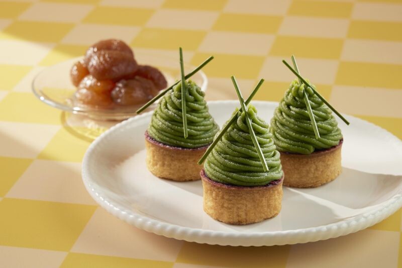 鄭吉賢主廚將「蒙布朗」幻化為日式風味的「抹茶蒙布朗」，一圈圈的外層為糖漬栗子製成的抹茶餡。（台北寒舍艾美酒店提供）