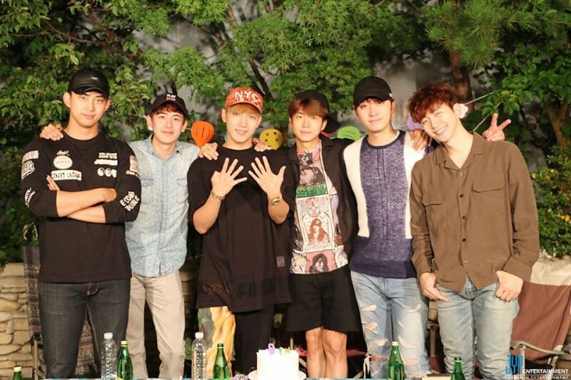 ▲玉澤演(左1)跟Jun. K、尼坤、祐榮、俊昊、燦盛都是2PM成員。(圖/2PM臉書)