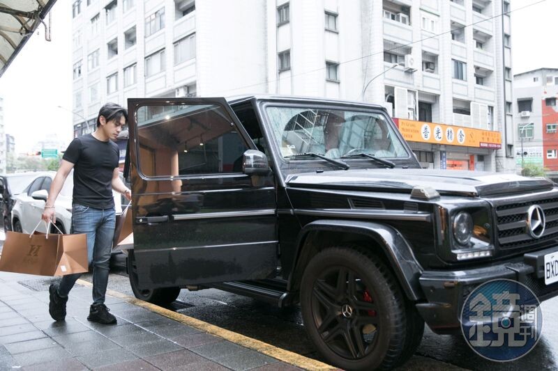 李祖恩狠砸重金用賓士最高檔的越野休旅車送貨,此舉充滿浮誇,既滿足了他賺到錢要開豪車的心願外,同時,也是他打進富人圈的手段,以及對外宣傳的花招。
