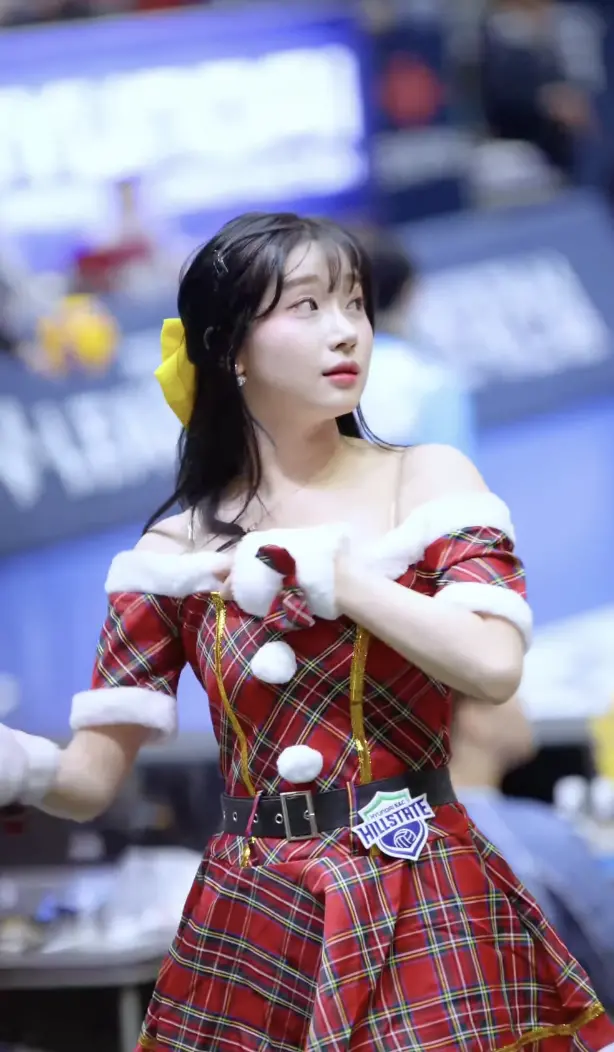 ▲李珠珢疑似跳舞的動作太大,衣服一度下滑。(圖/emperorphoto3 IG)
