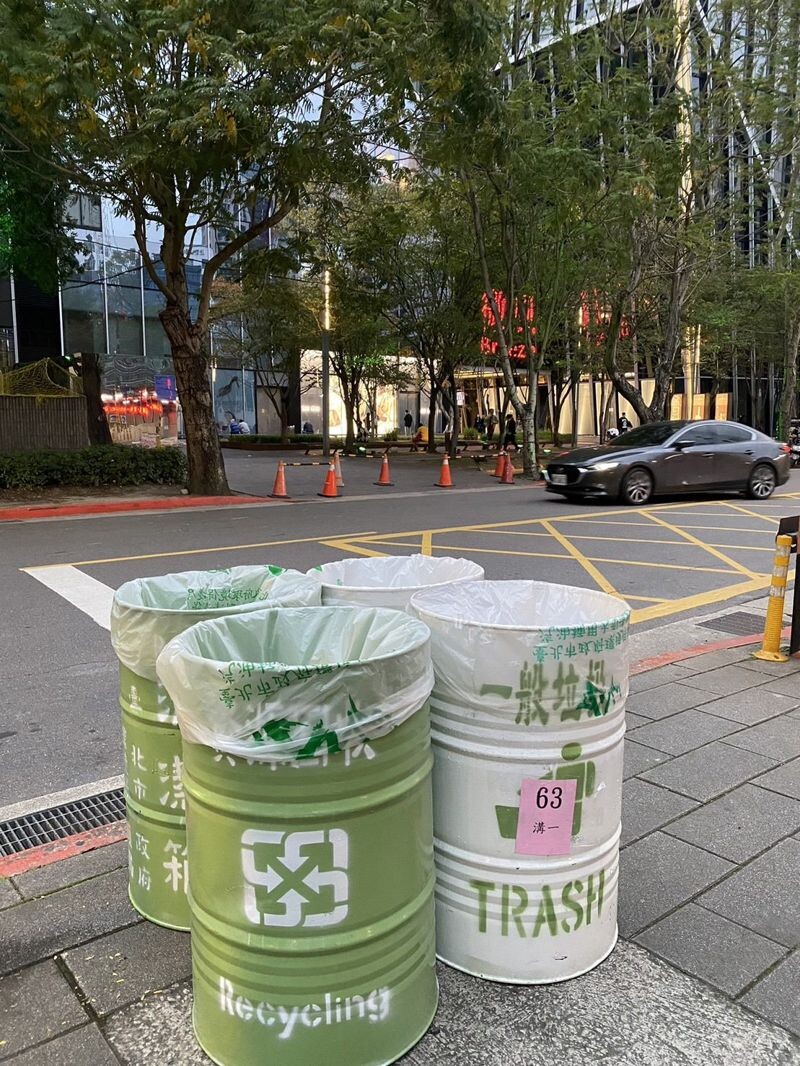 環保局設置大型垃圾桶。(北市府提供)