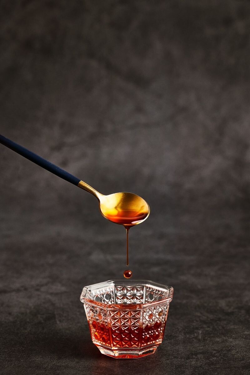 SHABU ZEN的秘製辣油以不同比例混合各式辣椒、胡椒加以煉製,再加上八角勾出更多辣味層次。(SHABU ZEN提供)