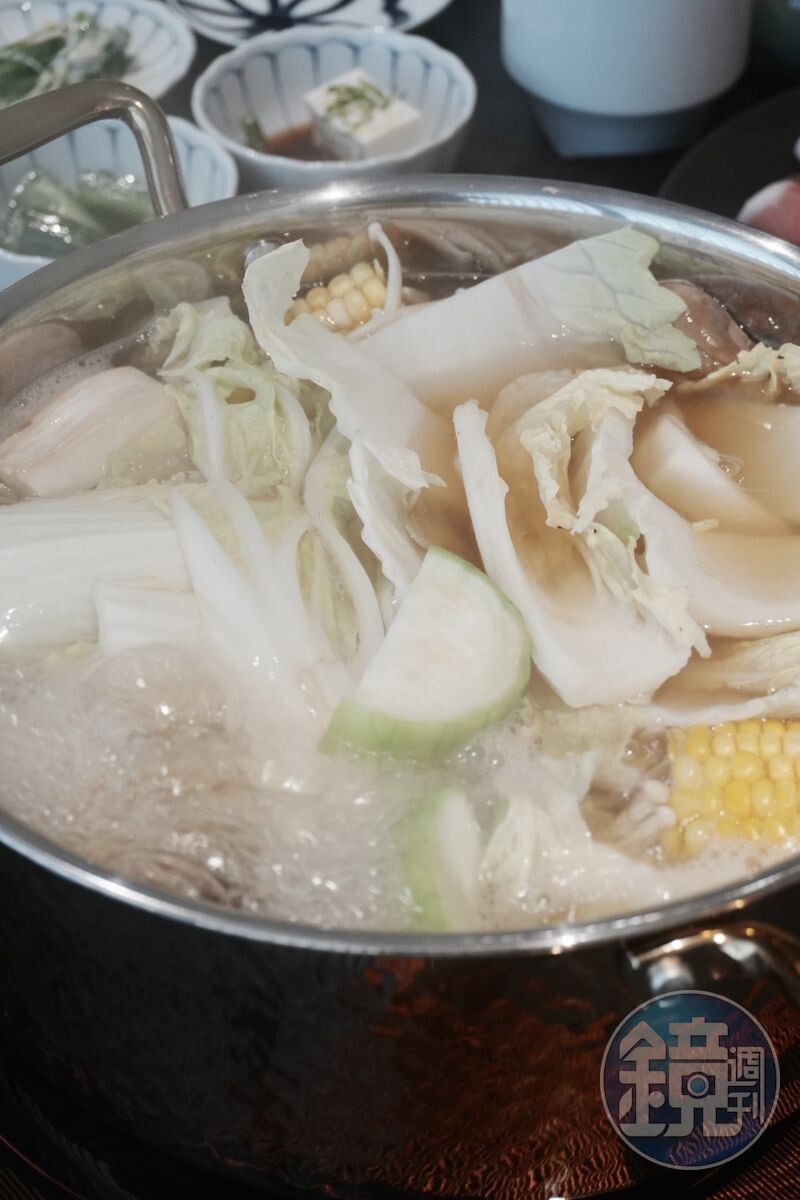 為了選擇適合加入湯頭的清酒,SHABU ZEN不惜血本嘗試數十種不同精米度、發酵法、酒造的酒款,最後選擇在長時間烹煮、揮發酒精後依舊保有米麴清香,能為鍋物帶出鮮腴旨味的「東京藏人澤乃井純米吟釀」。