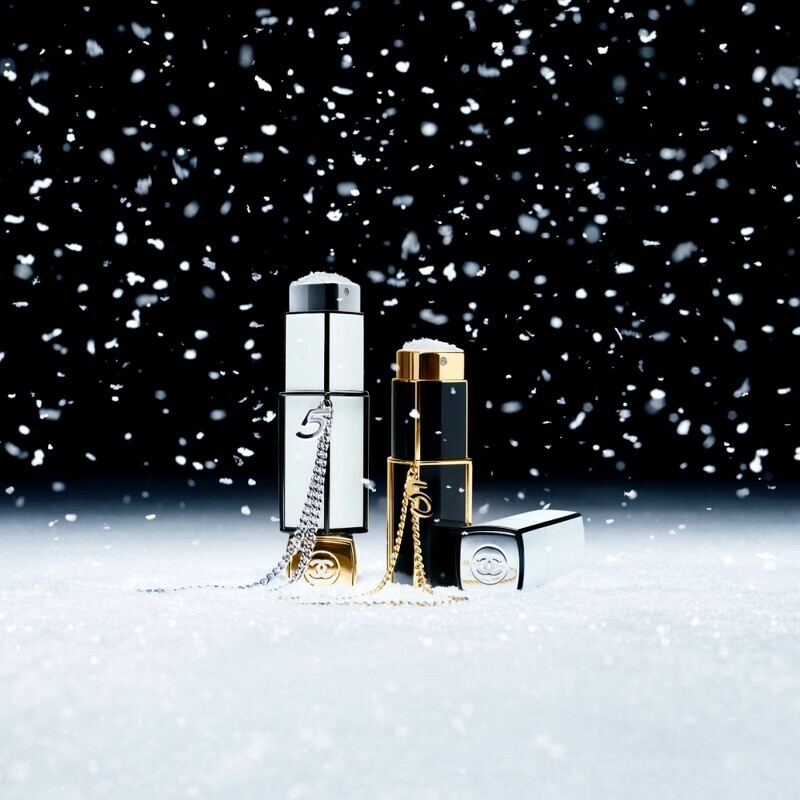香奈兒N°5奇幻雪白隨行清新晨露淡香水與N°5奇幻雪白隨行典藏香水情境圖。