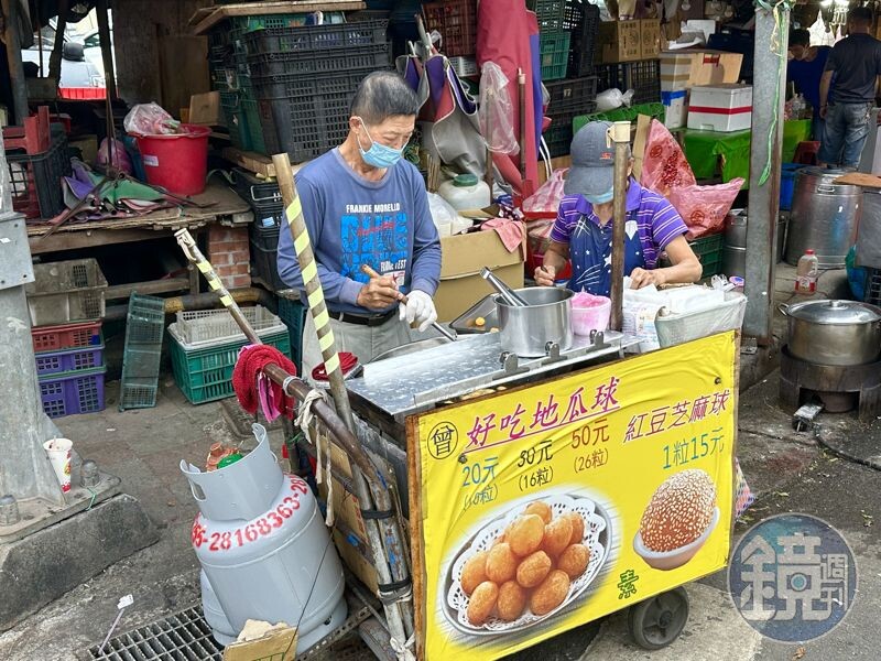 「曾好吃地瓜球」攤位露天，天氣不佳，休息的機會很大。