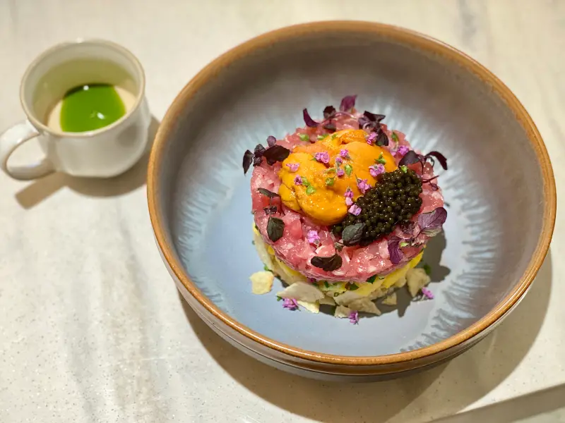 ▲米其林星廚林明健全新輕奢「Golden」餐廳,開吃「海鮮脆片丼」等當代亞洲料理。(圖/記者蕭涵云攝)