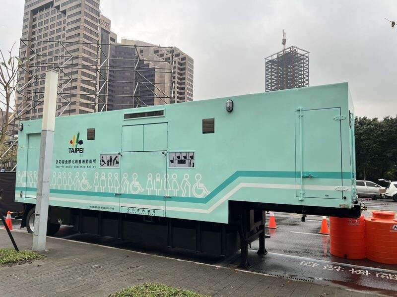 環保局多功能親善流廁車。(北市府提供)