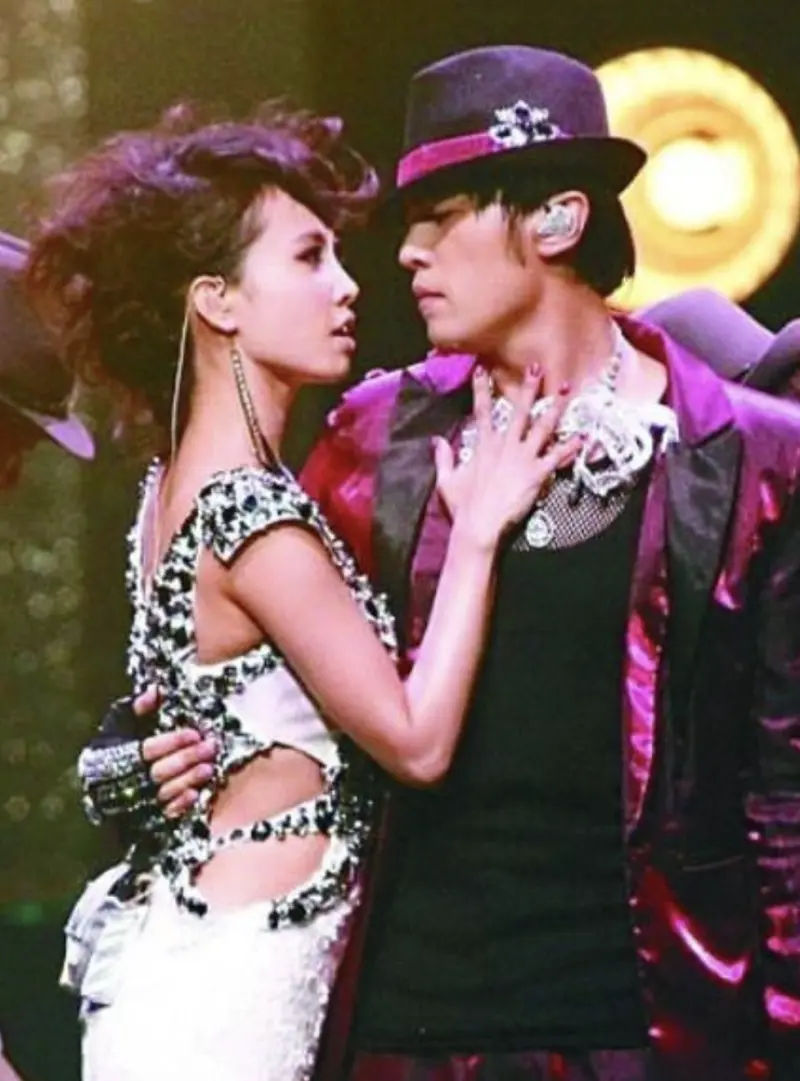 ▲蔡依林（左）與周杰倫（右）在2010年的周杰倫演唱會上合體演出〈給我一首歌的時間〉，台下觀眾驚呼連連，堪稱周杰倫歷來巡演中最經典的一幕。（圖／周杰倫 Jay Chou YouTube）