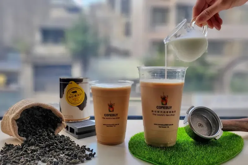 ▲COMEBUY 烏瓦紅茶拿鐵、港式厚奶，冷冷天溫暖最好喝。（圖／業者提供）