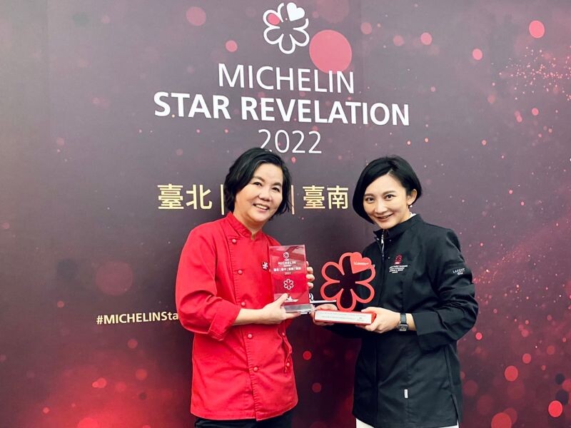 ▲主廚黎俞君(圖左)帶領「鹽之華Fleur de Sel」連續五年榮獲米其林一星;2022年余佩凌(圖右)還榮獲「服務大獎」。(圖/記者蕭涵云攝)