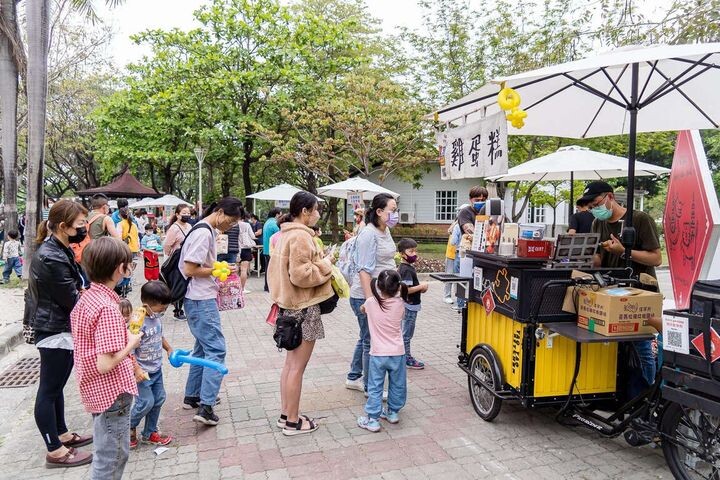▲兒童公園有聖誕美食市集。　圖：高雄市政府觀光局／提供