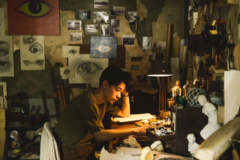 日影《雨中的慾情》在嘉義取景，成田凌飾演的義男所居住房子是真實老房子，屋主更大方同意劇組在牆壁鑽洞。（光年映畫提供）