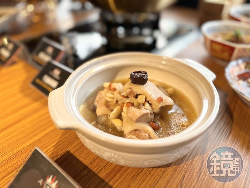 「老媽蹄花」湯汁枸杞味明顯,蹄肉嫩軟不腥。(280元/份)