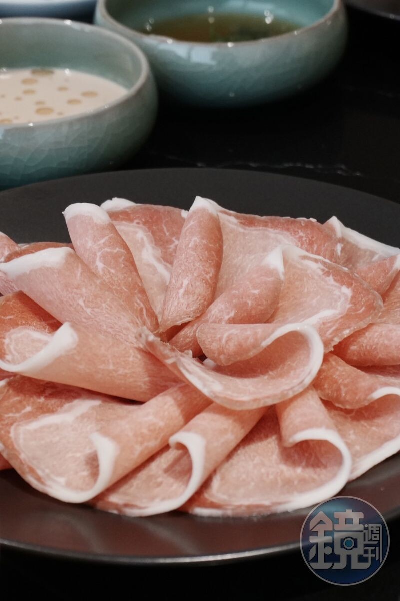 花紋細緻的「東寶黑豬里肌」,由SHABU ZEN染上了獨特的煙燻氣息。