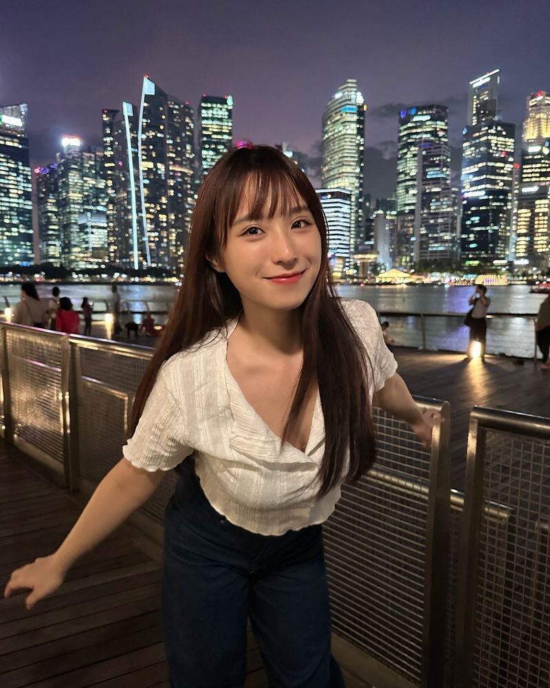 YouTuber間遊戲實況主「蘋蘋澎澎」推出寫真,觀眾質疑是否修圖,她大方直球回應。(翻攝自蘋蘋澎澎pinpinponpon臉書)