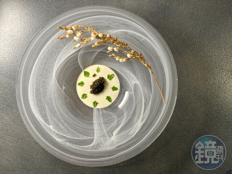 「雞肝/水果玉米/雞湯/魚子醬」可以把稻穗的米香剝進盤裡,讓絲滑的雞肝慕斯多了口感變化。