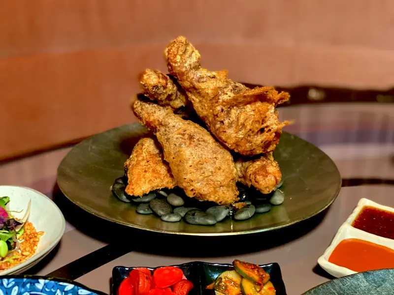 ▲罪惡美食「紅玉炸雞組合」580元起,顛覆炸雞印象,值得一嚐。(圖/記者蕭涵云攝)